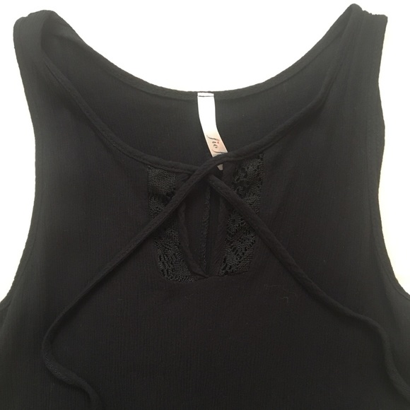 Black Crop Top with Bottom Crochet Detail - Picture 4 of 4